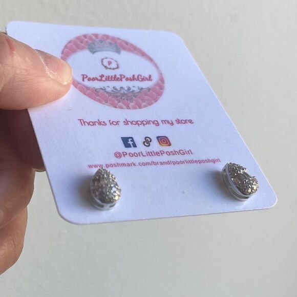The Tiny Teardrop Stud earrings in 925 and brilliant cubic zirconia - Picture 8 of 9